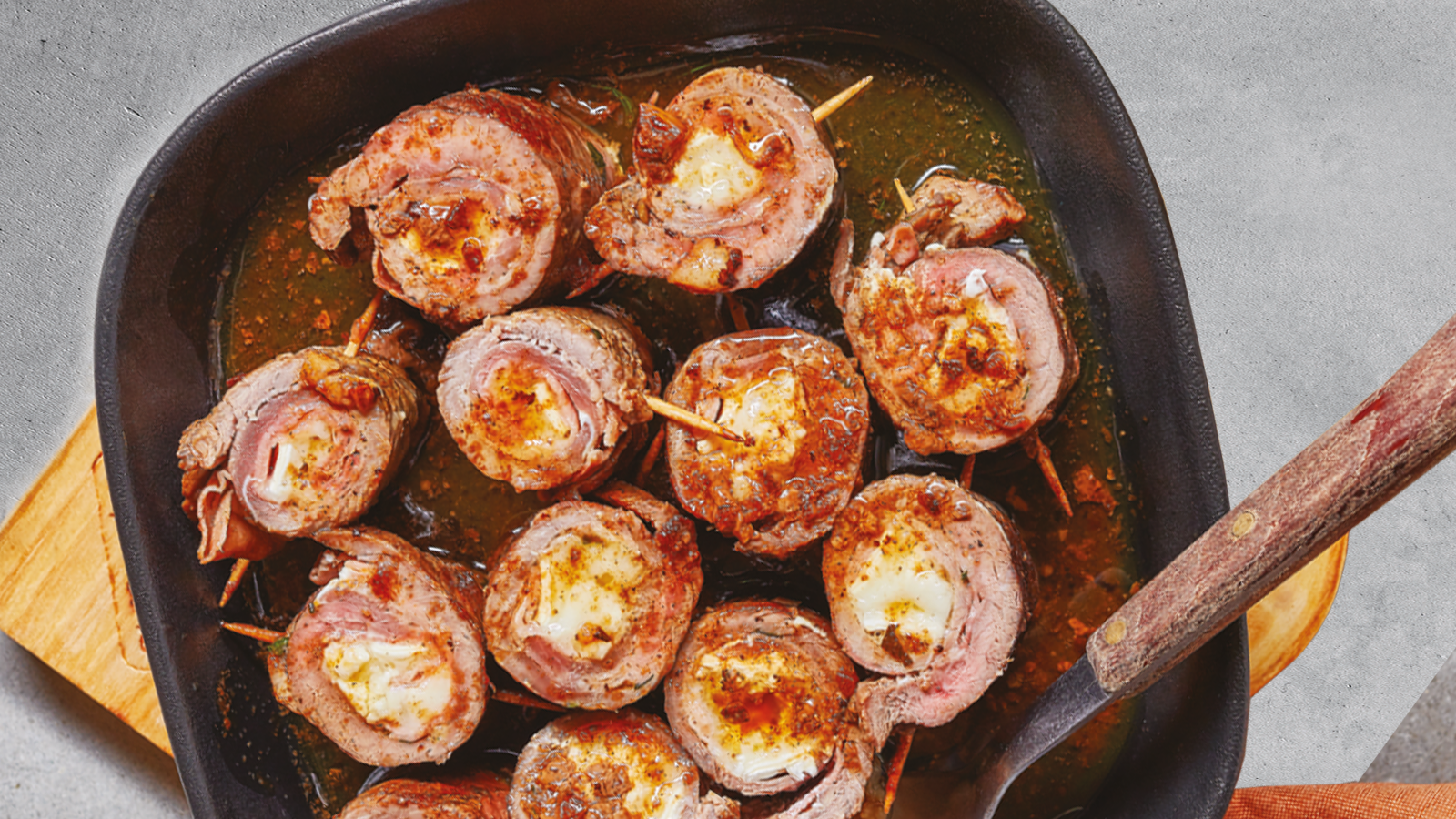 Bifinhos enrolados com queijo e presunto