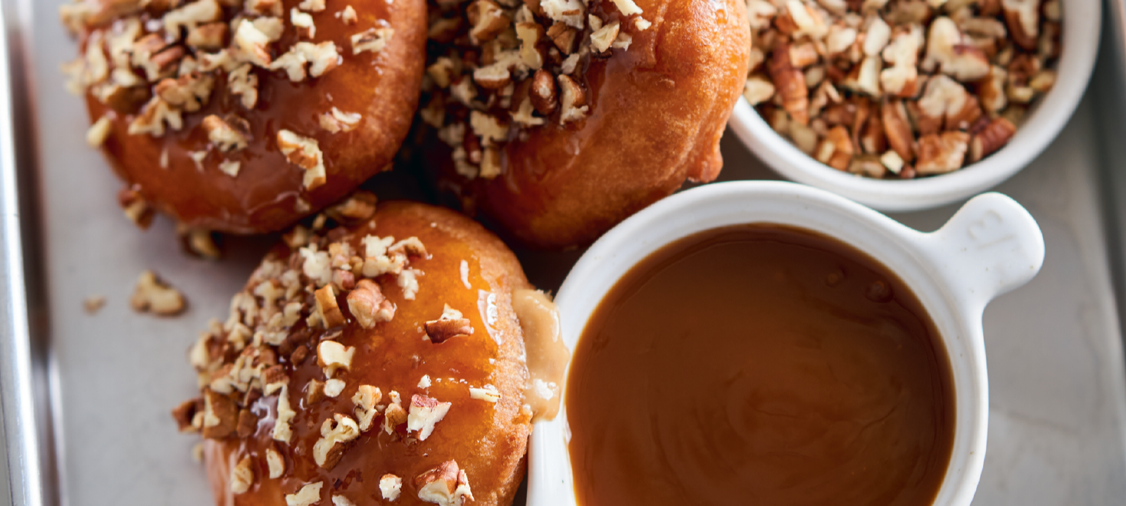 Donuts com recheio de capuccino glacé de caramelo e noz-pecã